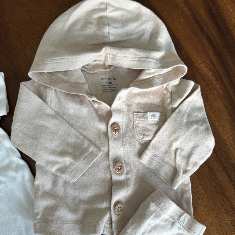Carter’s Neutral Baby Onesie, Hoodie, and Pants Set in Cream and Tan Size 9M.